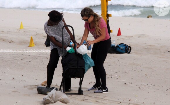 Fernanda Souza ajudou uma catadora a guardar as latinhas na bolsa