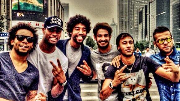 Neymar passeia na China com Alexandre Pato e jogadores da Seleção Brasileira