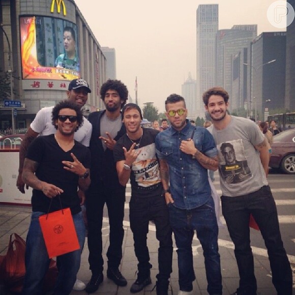 Neymar posa para foto com amigos da Seleção Brasileira nas ruas de Pequim, na China