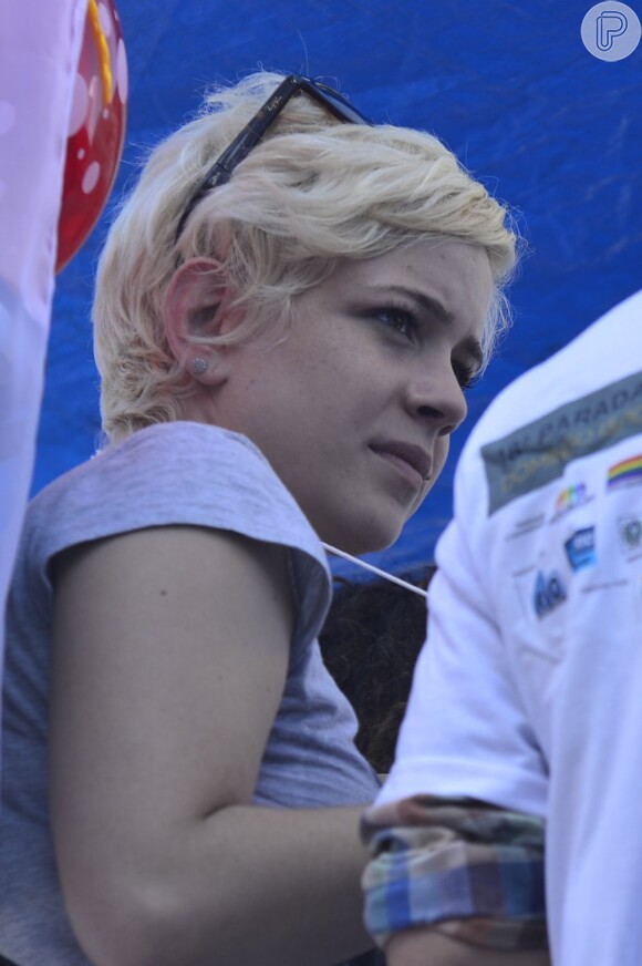Leandra Leal prestigiou a 18ª Parada do Orgulho LGBT, em Copacabana, Zona Sul do Rio de Janeiro, neste domingo 13 de outubro de 2013
