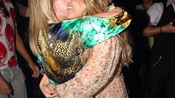 Zilu Camargo posta foto abraçando Wanessa e se declara: 'Amo essa garota!'