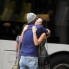 Grávida, Alinne Moraes exibiu a barriguinha saliente e trocou abraços com o namorado, o cineasta Mauro Lima, em Ipanema, na Zona Sul do Rio, nesta segunda-feira, 14 de outubro de 2013