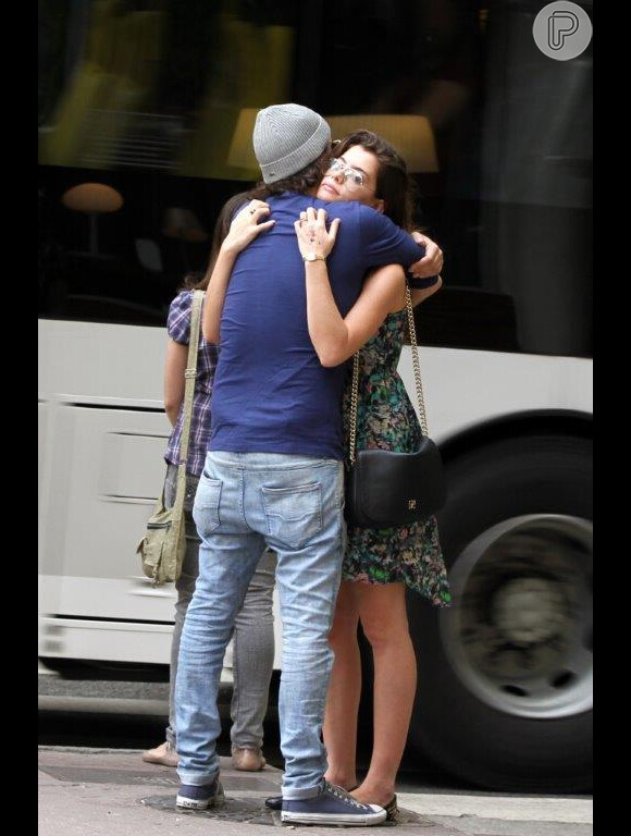 Grávida, Alinne Moraes exibiu a barriguinha saliente e trocou abraços com o namorado, o cineasta Mauro Lima, em Ipanema, na Zona Sul do Rio, nesta segunda-feira, 14 de outubro de 2013
