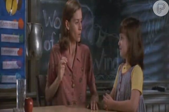 Embeth Davidtz é a gentil professora Srta. Jennifer Mel, que dá aulas na Escola Primária Crunchem Hall, em Matilda (1996). No fim do longa, ela adota a menina brilhante que dá nome ao filme e tinha pais que não a valorizavam, interpretada por Mara Wilson