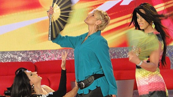 Xuxa dança ao som de Beyoncé com transformistas no palco do 'TV Xuxa'