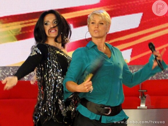 Xuxa requebra ao lado de transformista no programa 'TV Xuxa'