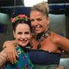 Fernanda Young e Adriane Galisteu se abraçam nos bastidores do programa 'Confissões do Apocalipse'