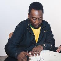 Livro de Pelé com foto histórica autografada vai custar R$ 5,5 mil