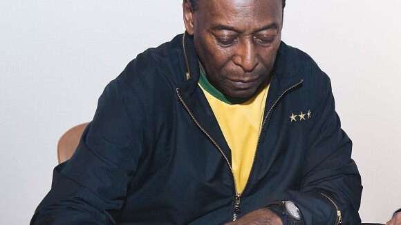 Livro de Pelé com foto histórica autografada vai custar R$ 5,5 mil
