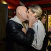Bárbara Paz ganha beijo do marido, Hector Babenco