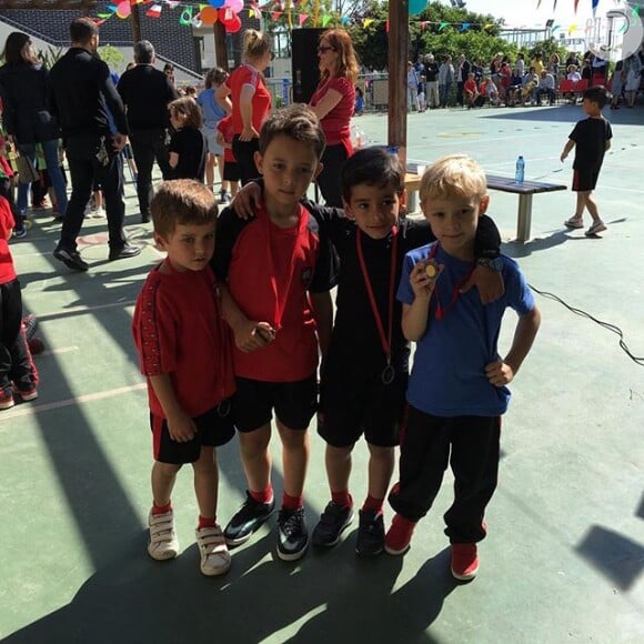 Ao lado de seus amigos de escola em Barcelona, o filho de Neymar exibiu a conquista