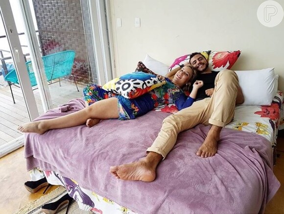 Os ex-BBBs Matheus e Maria Claudia posaram juntinhos em uma cama de casal