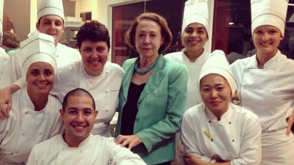 Fernanda Montenegro posa com equipe de cozinheiros em seu jantar de aniversário
