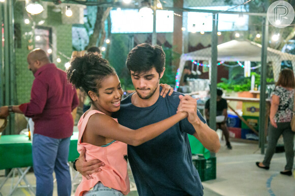Jeny (Lellêzinha) e Jonatas (Felipe Simas) dançam juntos no samba de Curicica, em cena da novela 'Totalmente Demais'