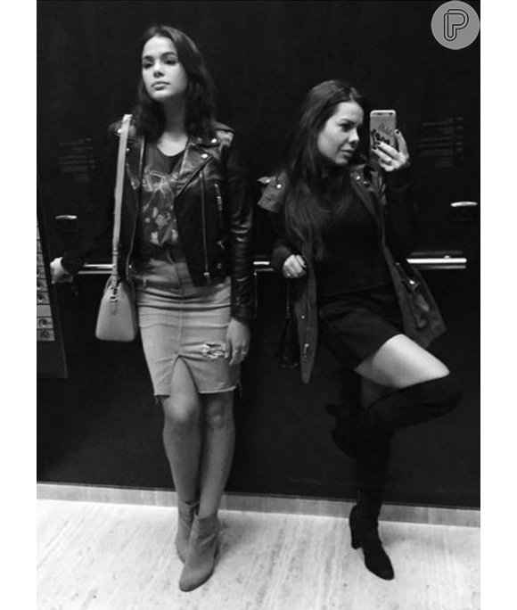 Bruna Marquezine e Fernanda Souza capricharam na pose e tiraram uma foto dentro do elevador na noite desta sexta-feira, 13 de maio de 2016