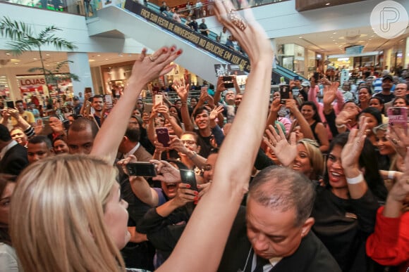 Ana Hickmann acena para fãs ao chegar em shopping de Recife