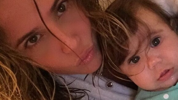 Deborah Secco posa com a filha, Maria Flor: 'Cabelos na cara, igual a mamãe'
