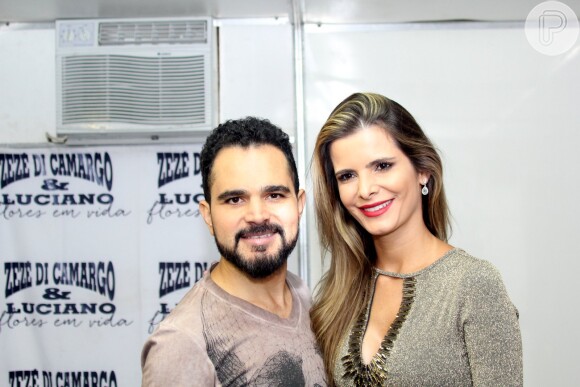 Luciano Camargo posa com a esposa, Flávia Camargo, nos bastidores de show
