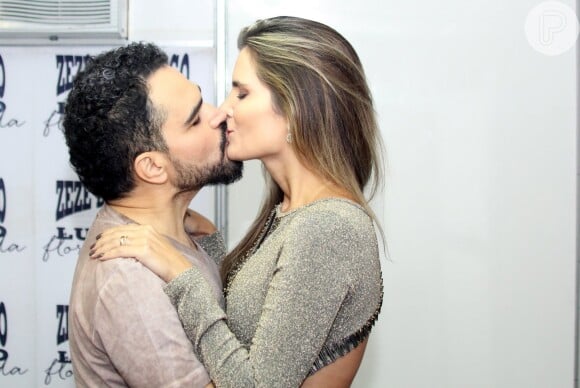 Luciano ganha um beijo da mulher momentos antes de subir ao palco: 'Só não posso ganhar abraço'
