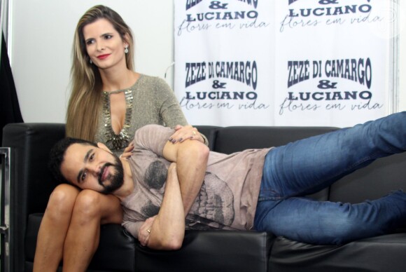 Luciano Camargo posa deitado no colo da mulher, Flávia Camargo, nos bastidores do show no Mineirão. Cantor fraturou uma costela após sofrer uma queda no ônibus que o levada para Belo Horizonte