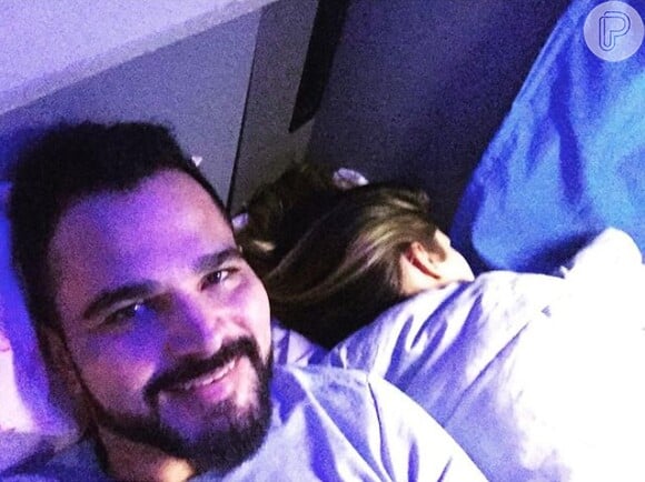 Em sua conta do Instagram, o cantor Luciano chegou a postar uma foto ao lado da mulher no ônibus durante a viagem e escreveu: 'Pegando a estrada'. O registro foi feito pouco antes de sofrer a queda