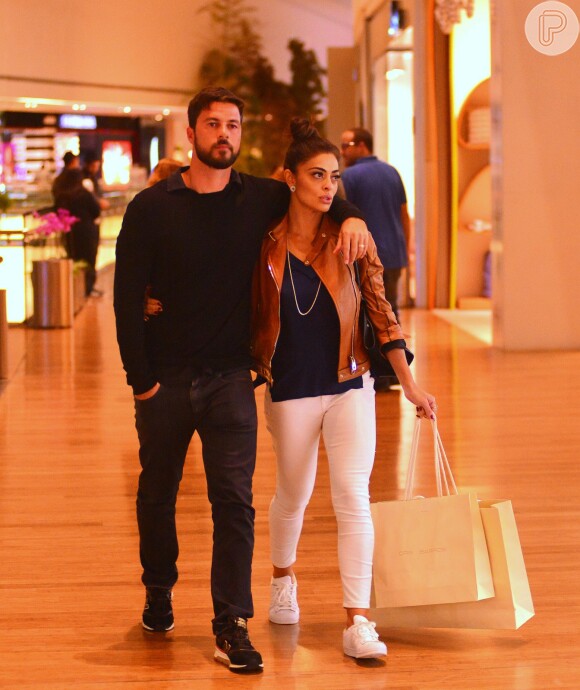 Juliana Paes e o marido, Carlos Eduardo Baptista, aproveitaram a tarde de domingo, 15 de maio de 2016, para passear abraçados no shopping, no Rio de Janeiro