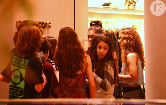 Juliana Paes atendeu fãs adolescentes durante passeio no shopping, no domingo (15)