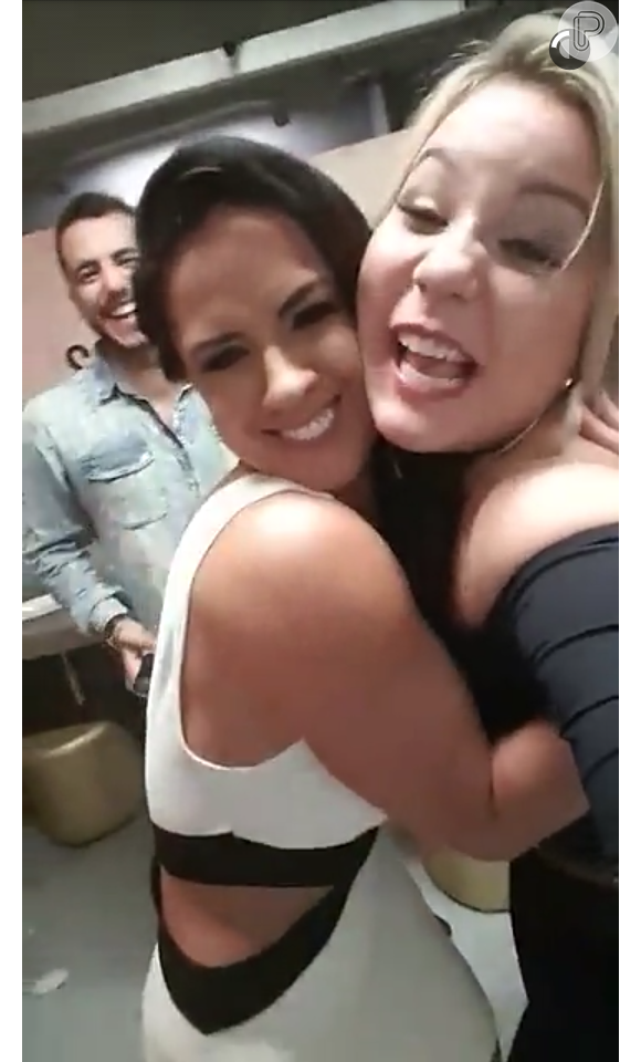 Ex-BBB Cacau posa abraçada a Graciele Lacerda, namorada de Zezé Di Camargo, em camarim