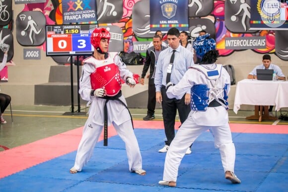 Beto (Maicon Rodrigues) vence a luta contra Rodrigo (Nicolas Prattes) durante o campeonato de taekwondo, no capítulo que vai ao ar no dia 25 de maio de 2016, na novela 'Malhação: Seu Lugar no Mundo'