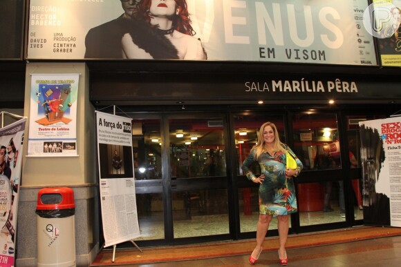 Susana Vieira em frente ao teatro onde está em cartaz a peça 'Vênus em Visom'