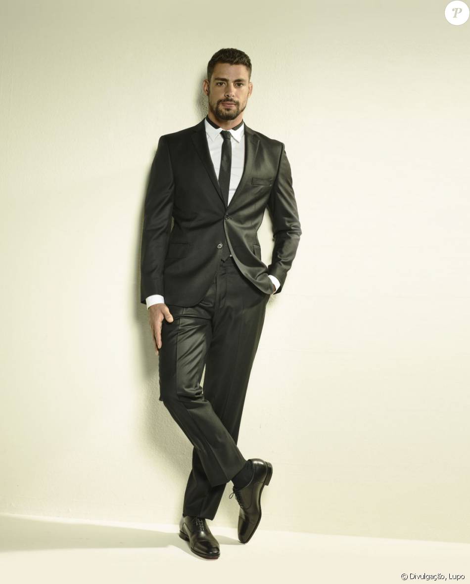 Além da roupa íntima, Cauã foi fotografado de terno e gravata para um anúncio da marca Lupo