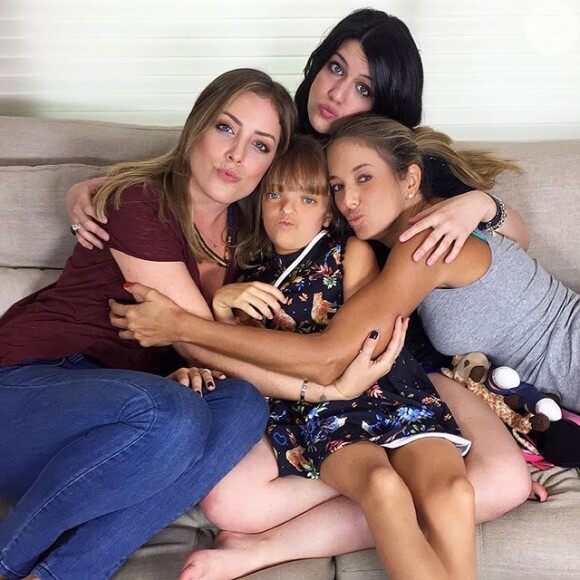 Ticiane Pinheiro posa para foto abraçada com Luiza Justus, Fabiana Justus e sua filha Rafaella Justus