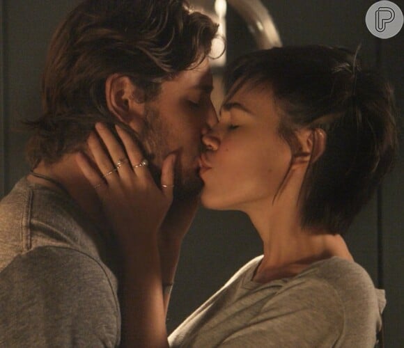 Rafael (Daniel Rocha) e Leila (Carla Salle) se beijaram, mas a jornalista não quer se envolver com o fotógrafo por achar que ele é mulherengo, na novela 'Totalmente Demasi'