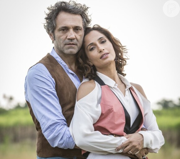 Santo (Domingos Montagner) acredita que Tereza (Camila Pitanga) está participando dos palnos de Afrânio (Antonio Fagundes) contra sua cooperativa, na novela 'Velho Chico', em maio de 2016