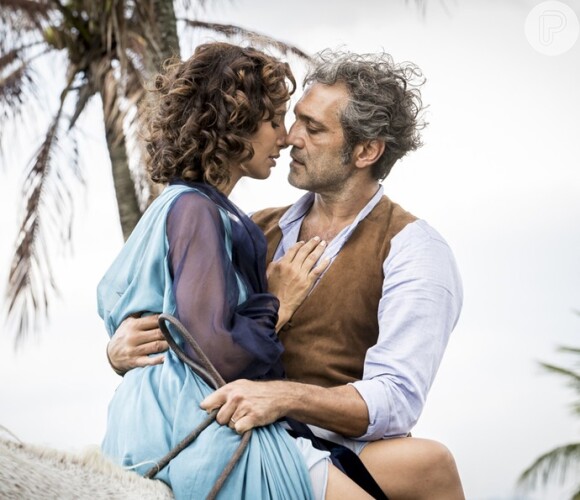 Santo (Domingos Montagner) e Tereza (Camila Pitanga) são apaixonados uma pelo outro, na novela 'Velho Chico'