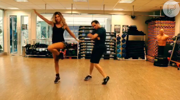 Grazi Massafera aparece dançando funk em aula de coreografia. A atriz rebolou ao som de 'De Ladin', do grupo Dream Team do Passinho