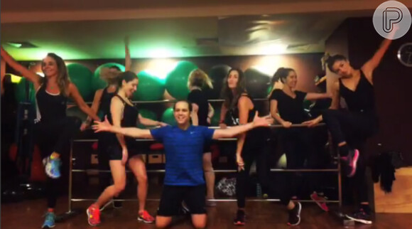 Grazi Massafera aparece em um GIF no Instagram em uma pose de balé ao lado de outras alunas durante uma aula de dança com Justin Neto 