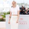 Kristen Stewart exibe um conjunto da grife todo branco para encontro com a imprensa no Festival de Cannes 2016. As joias são da marca Foundrae