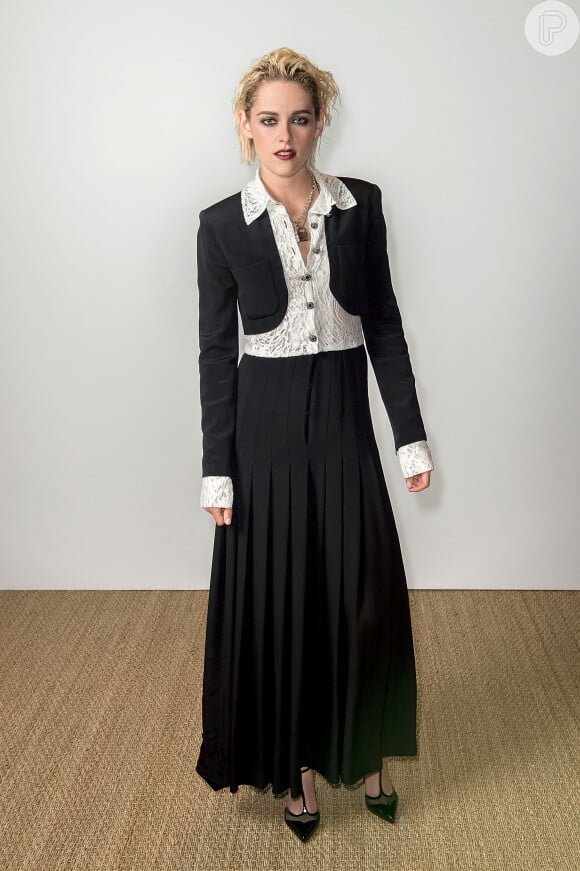 Apostando na dobradinha PB, Kristen Stewart exibe o modelito Chanel escolhido para o jantar e sandálias Christian Louboutin