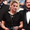 Usando look e bolsa Chanel, Kristen Stewart apostou num look all black para prestigiar a premiére de 'American Honey' no Festival de Cannes 2016. A atriz exibiu seus óculos de sol da marca Oliver Peoples The Row