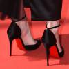 Kristen Stewart passou pelo red carpet do festival usando sandálias da salto Christian Louboutin