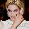 Com look Chanel all white, Kristen Stewart surge na première de 'Personal Shopper' com os olhos bem marcados no tom vermelho. A atriz é acompanhada no evento pela maquiadora da grife Lucia Pica