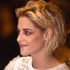 Kristen Stewart badala no Festival de Cannes 2016 para lançar filmes e se destaca por estilo cheio de personalidade