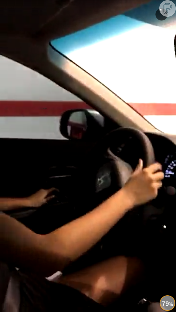 Munik foi filmada ao volante do carro novo: 'Olha ela motorizada'