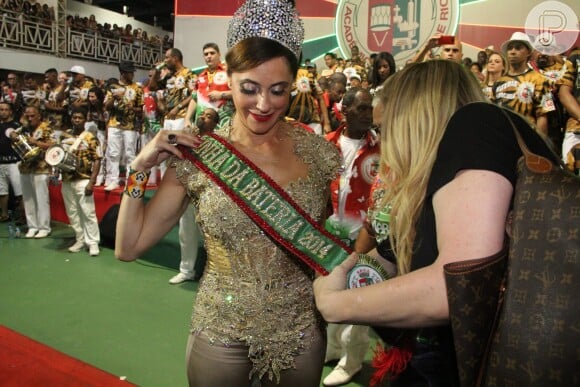 Christiane Torloni recebeu sua faixa de rainha de bateria da escola de samba Acadêmicos do Grande Rio na quadra da agremiação
