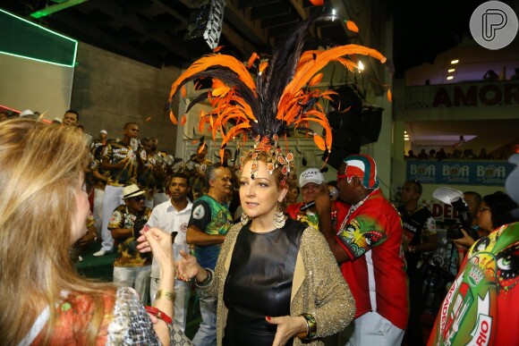 Betty Lago entrou no clima e usou um adereço carnavalesco na cabeça, durante o ensaio na quadra da Grande Rio, na Baixada Fluminense