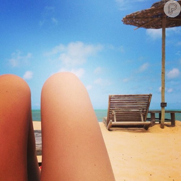 Isis Valverde publicou uma foto em que supostamente estaria curtindo um dia de praia neste domingo. A atriz está vivendo um romance com o ator Cauã Reymond, que separou recentemetne de Grazi Massfera