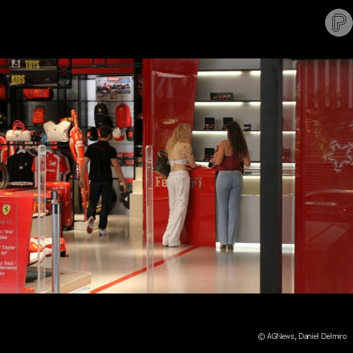 Luma de Oliveira e Ísis de Oliveira fazem compras em shopping do Rio de Janeiro