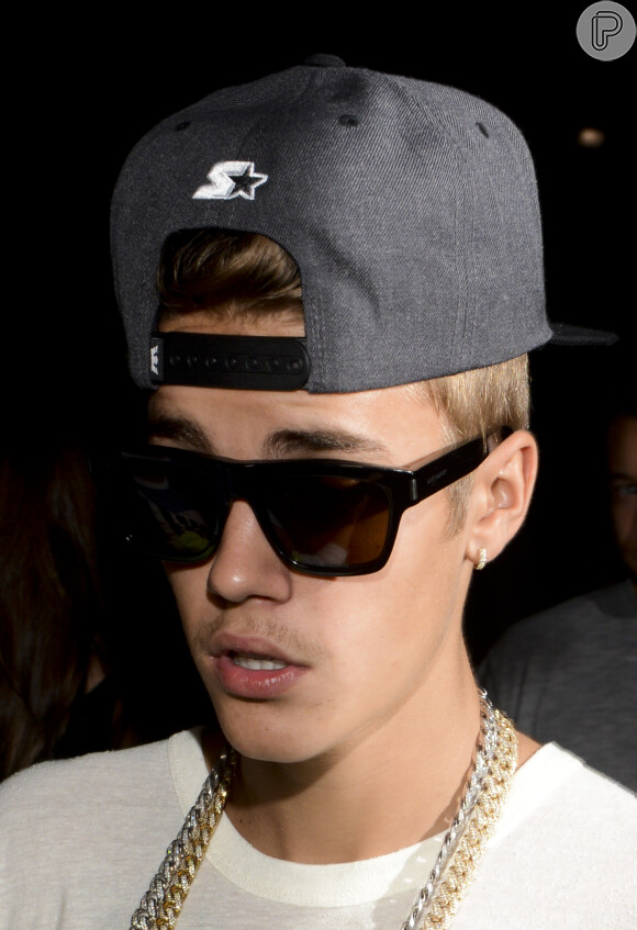 Policiais vasculham pertences de Justin Bieber em busca de contrabando