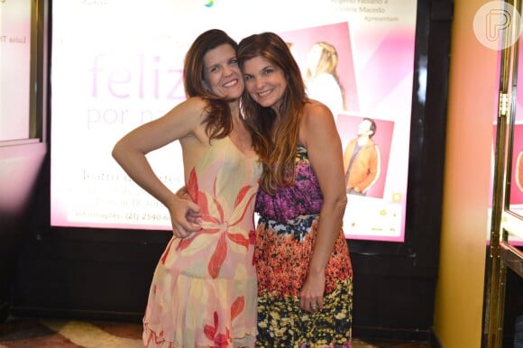 Cristiana Oliveira e Luisa Thiré posam juntas após a peça 'Feliz Por Nada'